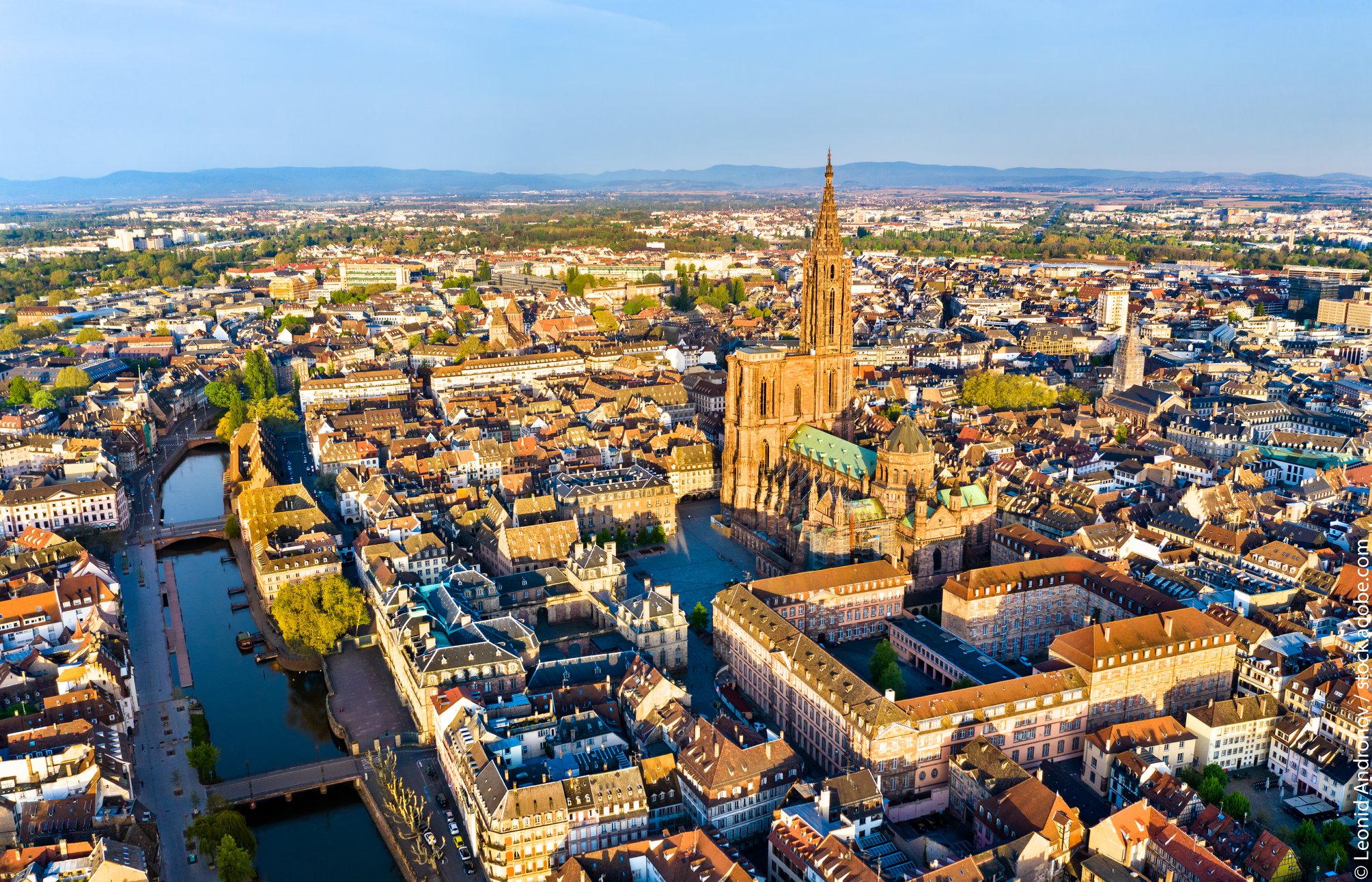 Vue aérienne de Strasbourg et sa cathédrale — Cabinet YCR Avocat au cœur de la ville